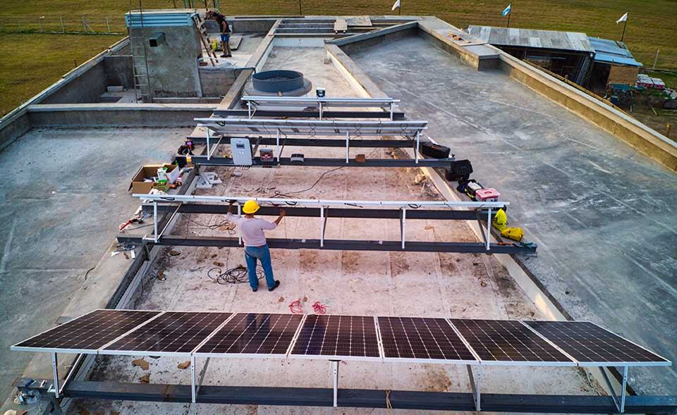 Instalación de la planta fotovoltaica para proveer de energía renovable.