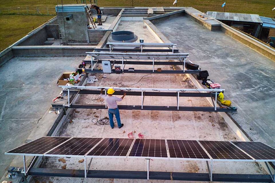 Instalación de la planta fotovoltaica para proveer de energía renovable.