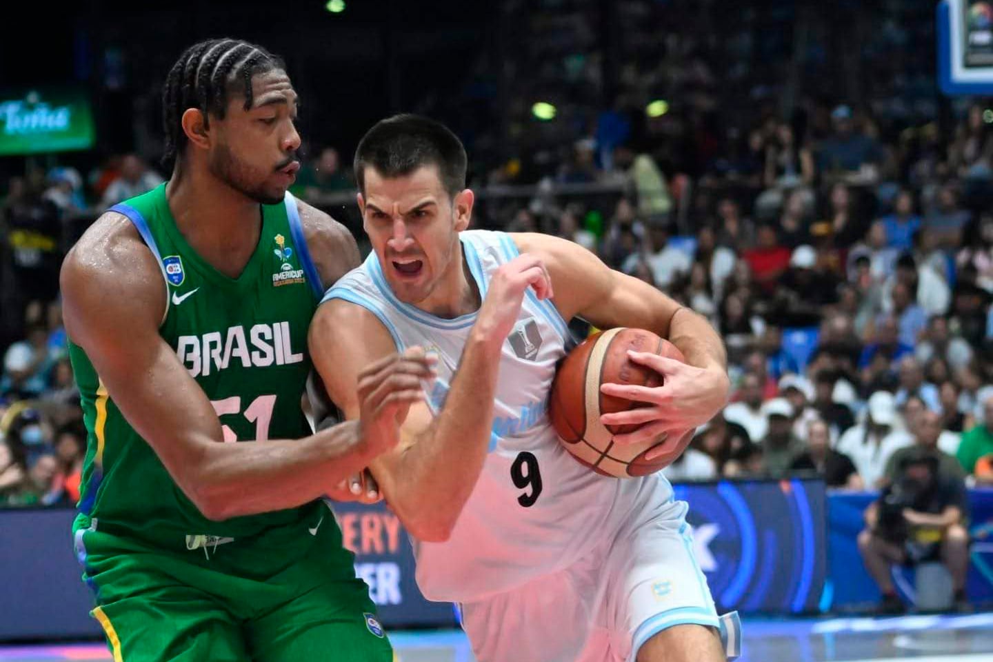 Brussino intenta penetrar pese a la marca de Cabloco