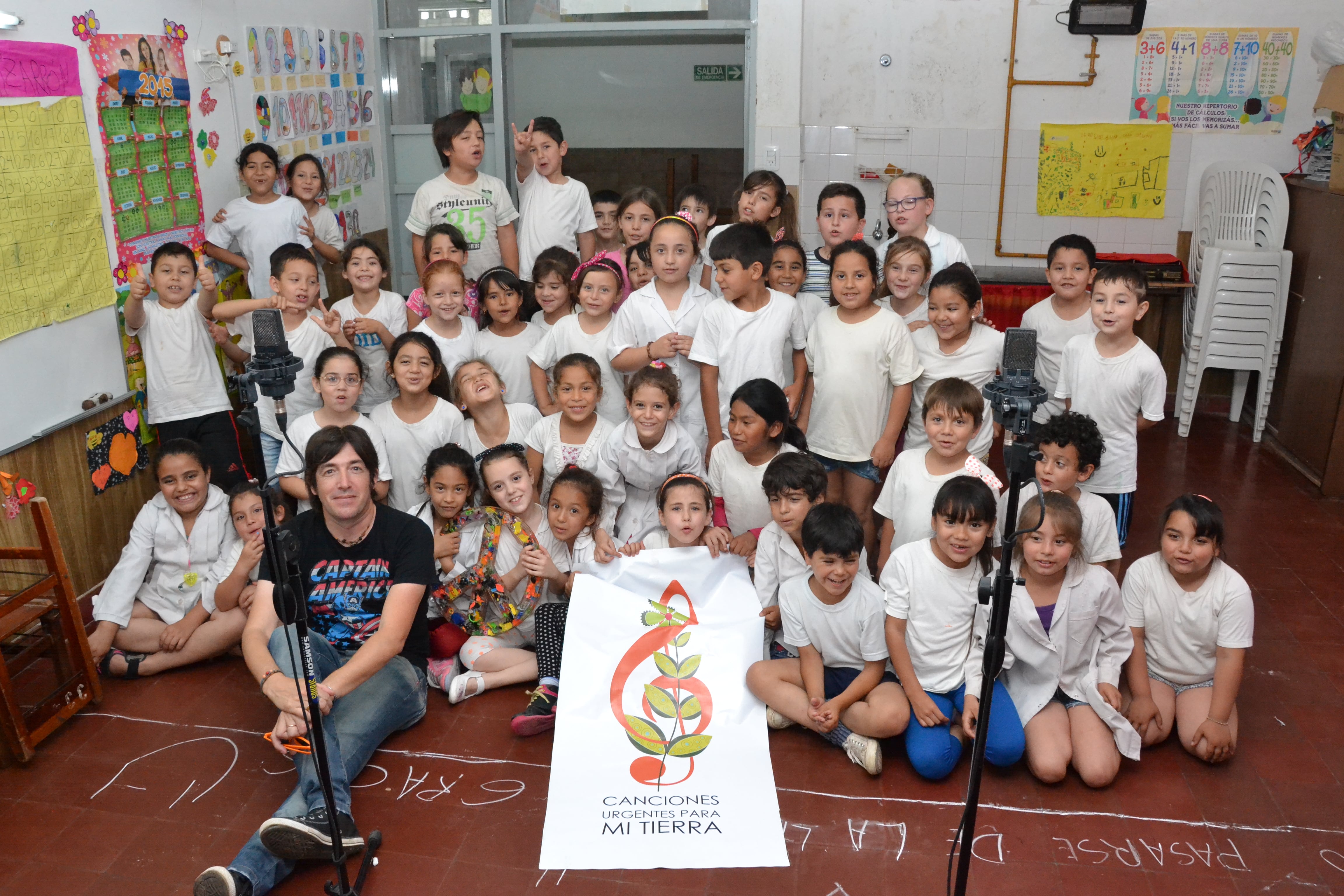Lezcano con los alumnos del colegio Hipólito Buchardo.