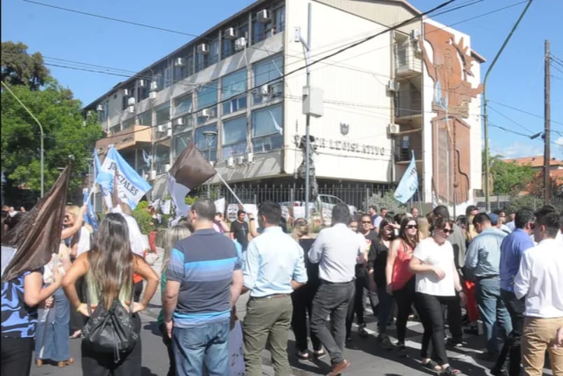 Marcha de Judiciales a la Legislatura.