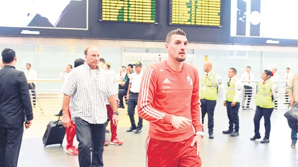 Armani en el aeropuerto de Lima, donde River quedó varado un largo tiempo antes viajar a Ecuador.
