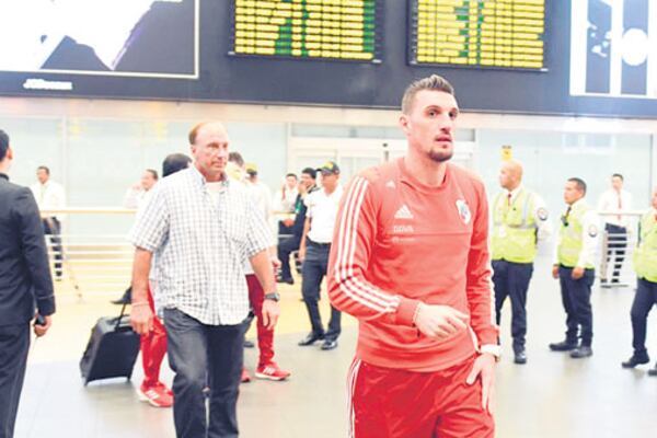 Armani en el aeropuerto de Lima, donde River quedó varado un largo tiempo antes viajar a Ecuador.