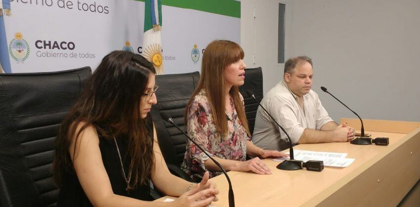 En el centro, la ministra de Salud Pública de Chaco, Paola Benítez, en rueda de prensa.
