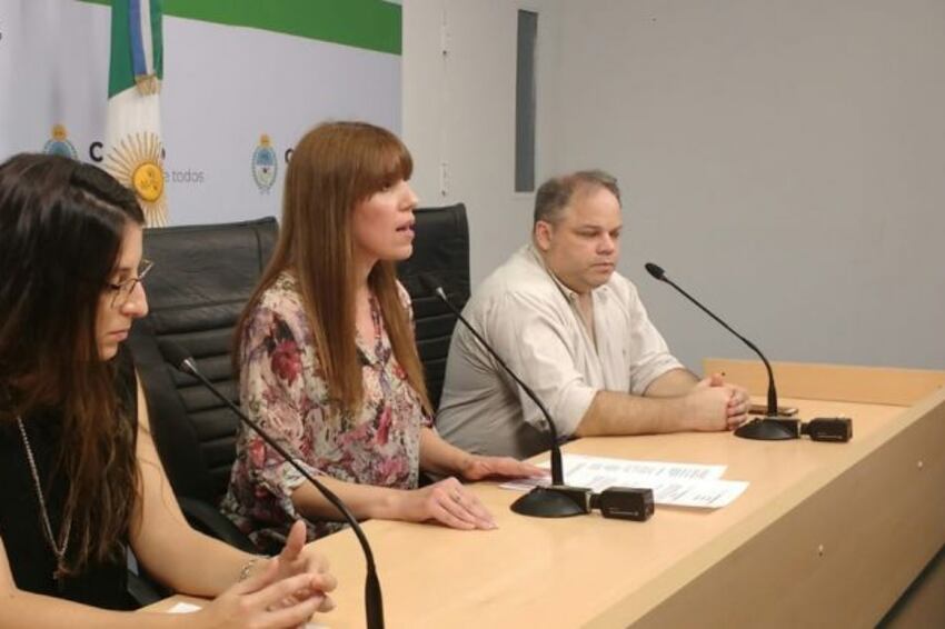 En el centro, la ministra de Salud Pública de Chaco, Paola Benítez, en rueda de prensa.
