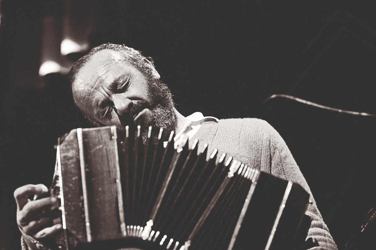 Una de las excelentes fotografías de Piazzolla incluídas en el libro. 