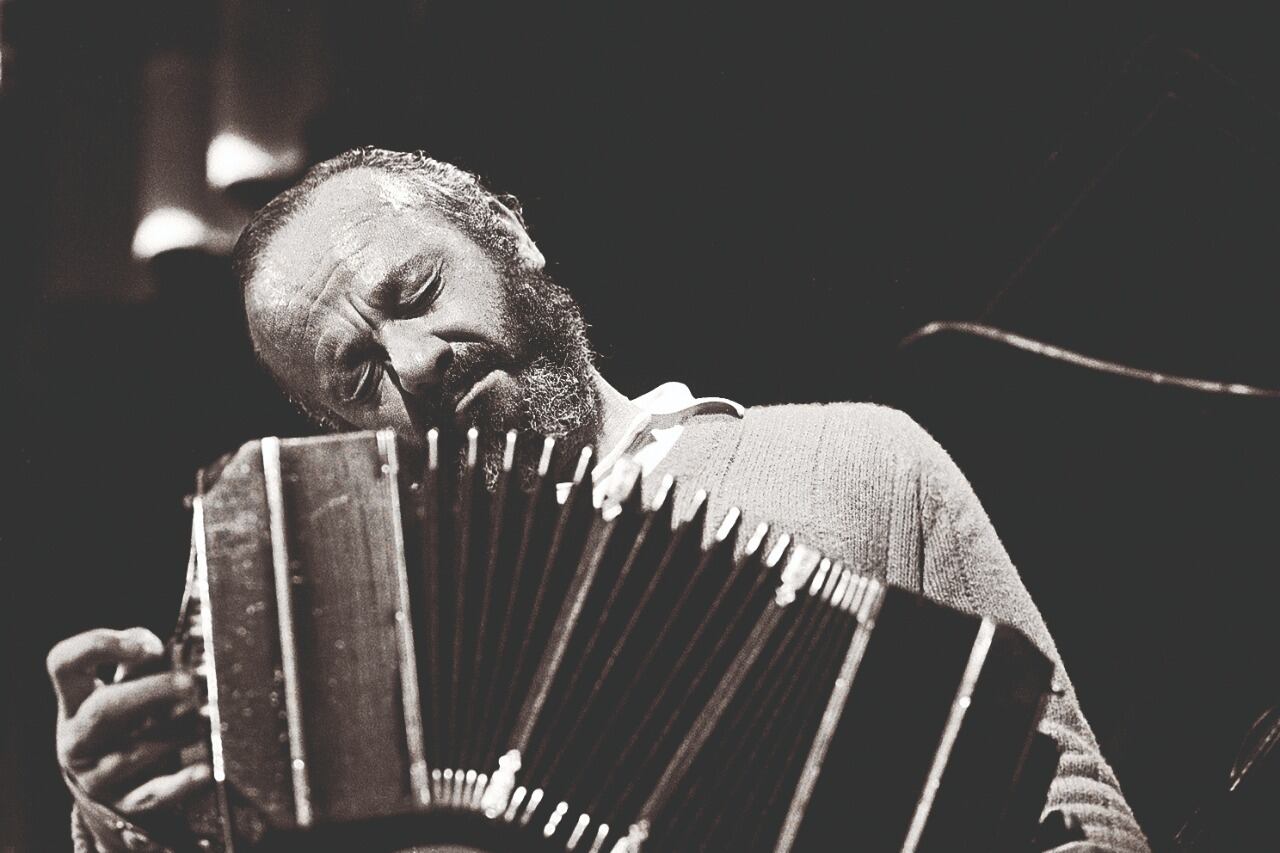 Una de las excelentes fotografías de Piazzolla incluídas en el libro.