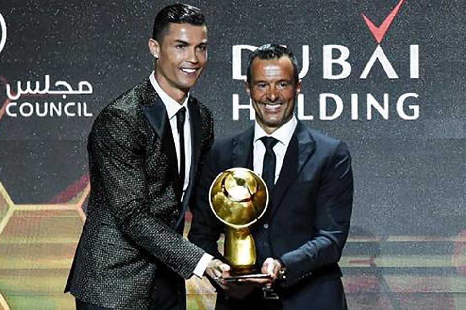 Cristiano Ronaldo junto a Jorge Mendes, su representante.
