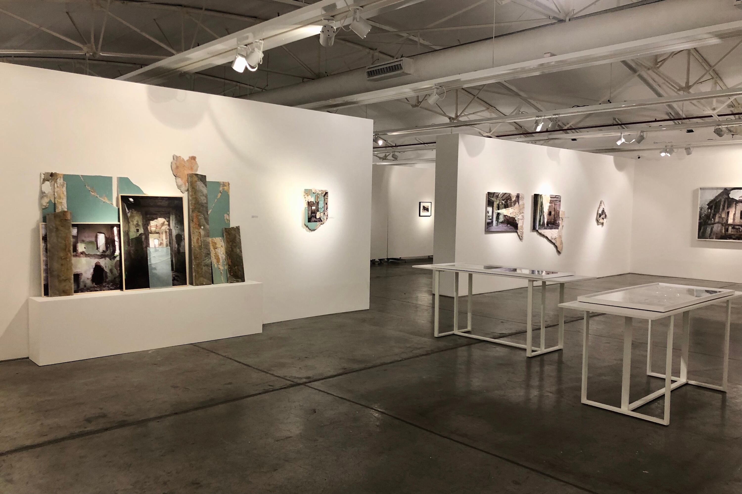 Vista parcial de la muestra de Toto Blake en FOLA. Abajo: "Palacio Piria, Punta Lara", foto intervenida, 2020.