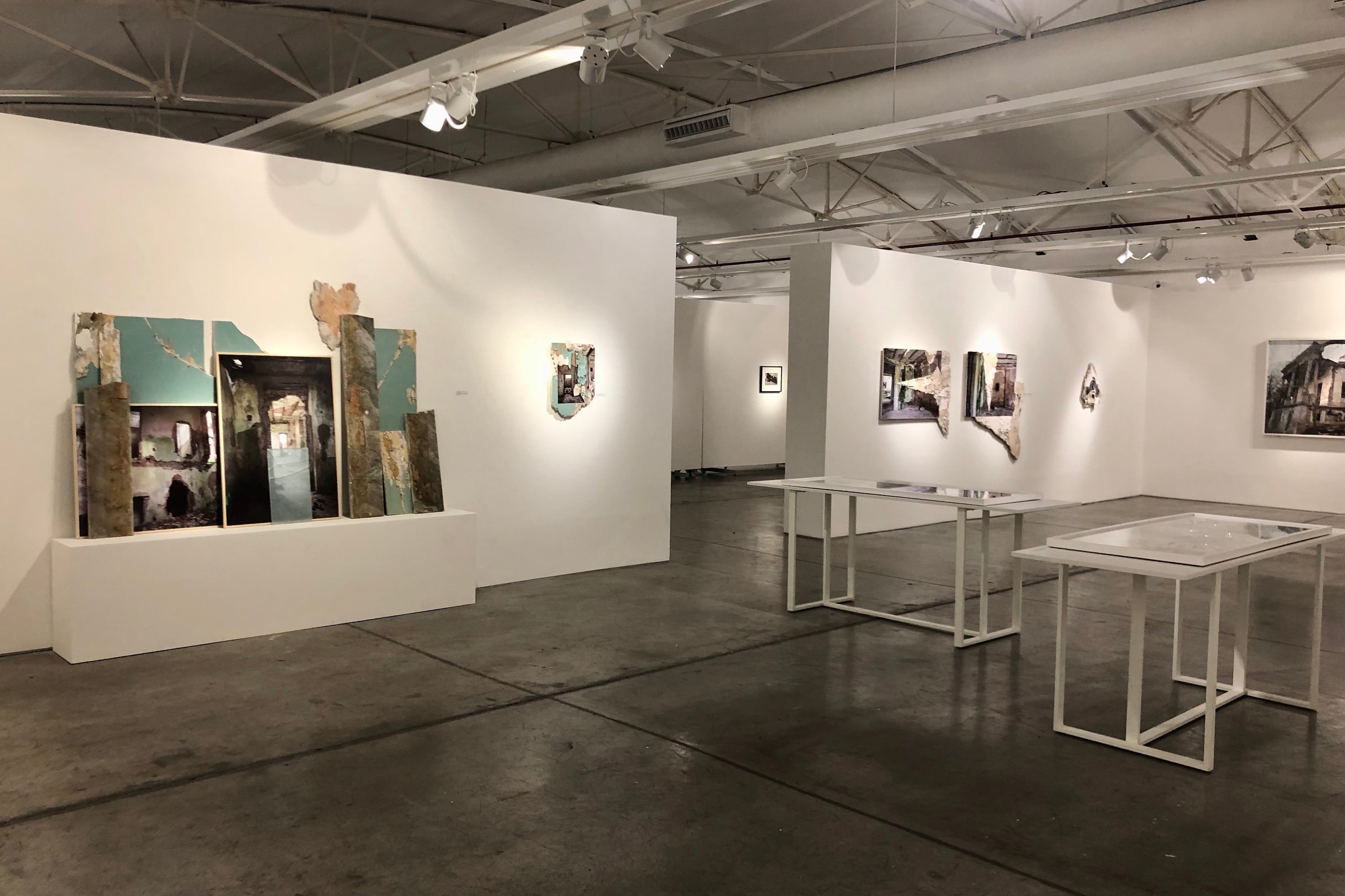 Vista parcial de la muestra de Toto Blake en FOLA. Abajo: "Palacio Piria, Punta Lara", foto intervenida, 2020.