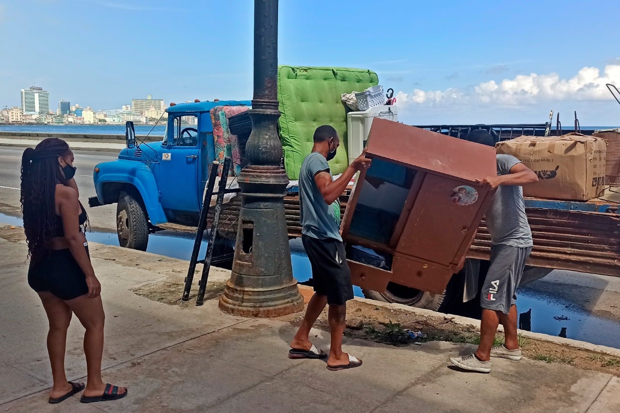 Cubanos evacuan ante la llegada de la Tormenta tropical Elsa