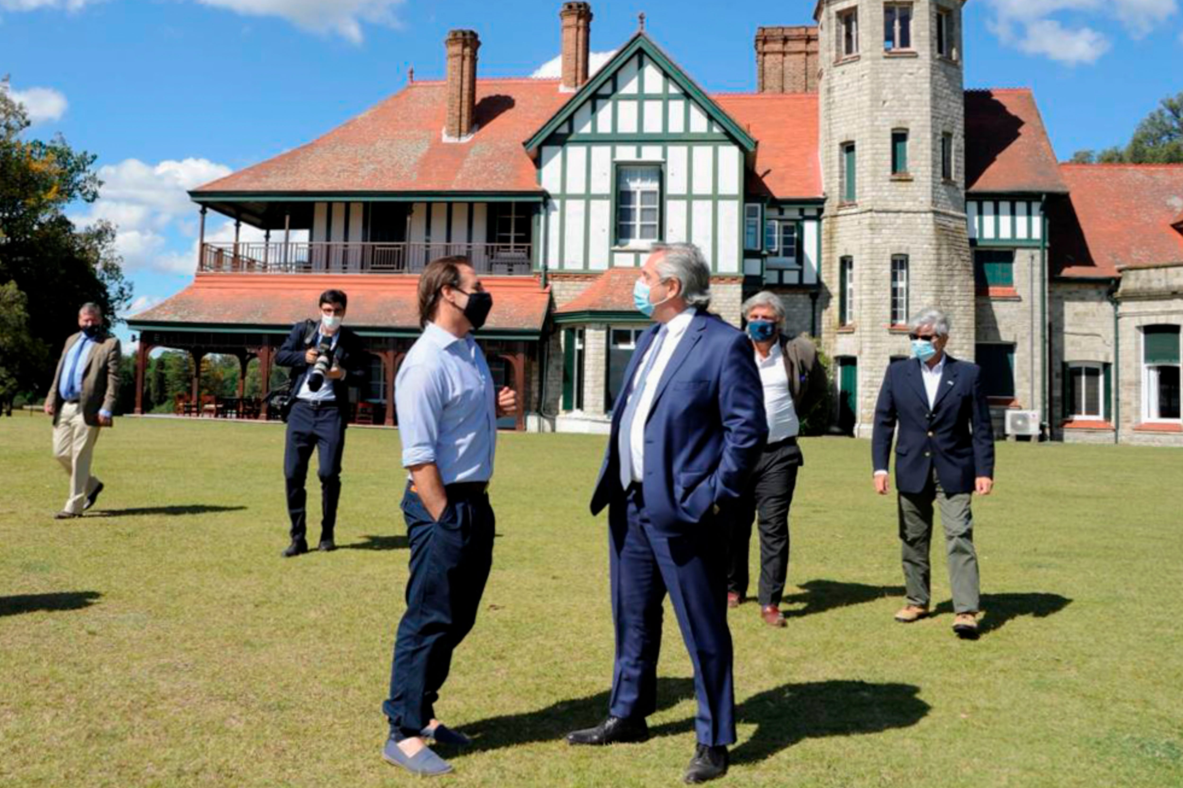 Luis Lacalle Pou y Alberto Fernández en la estancia Anchorena.