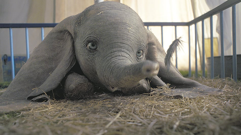 Dumbo es aquí sólo un personaje entre muchos humanos.