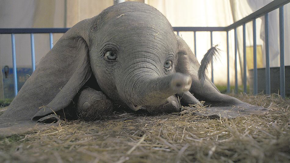 Dumbo es aquí sólo un personaje entre muchos humanos.