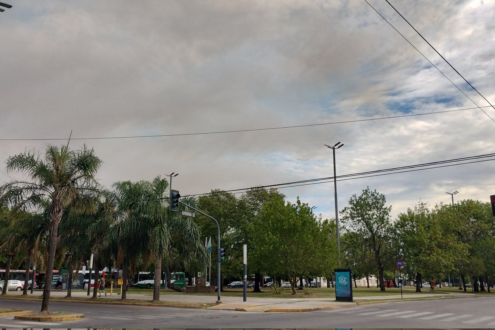 La Plata invadida por el humo del incendio en la Reserva Punta Lara. Imagen: @belurob_