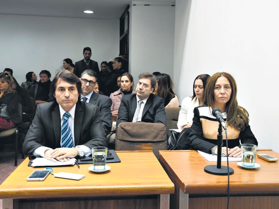 El defensor de Farré, Adrián Tenca, y su asistente durante el juicio por el femicidio de Schaefer.