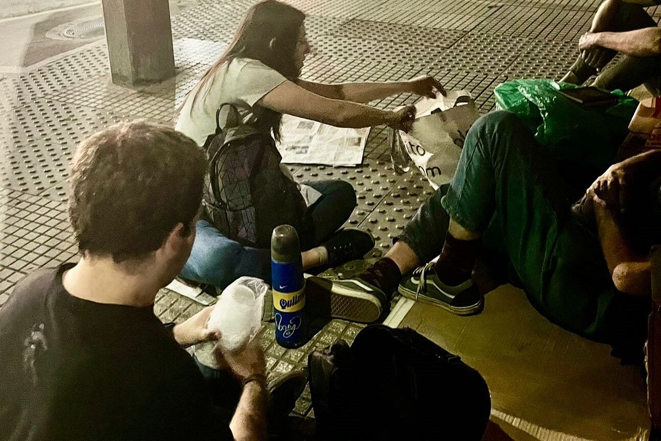 Fundación Sí reparte regalos y confituras en distintos paradores de la Ciudad.