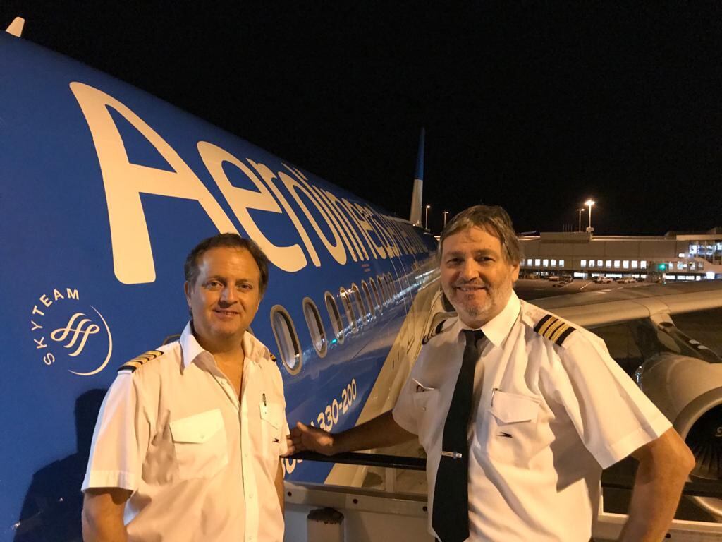 Juan Pablo Mazzieri y Eduardo García dos de los integrantes de la tripulación del vuelo de Aerolíneas Argentinas.