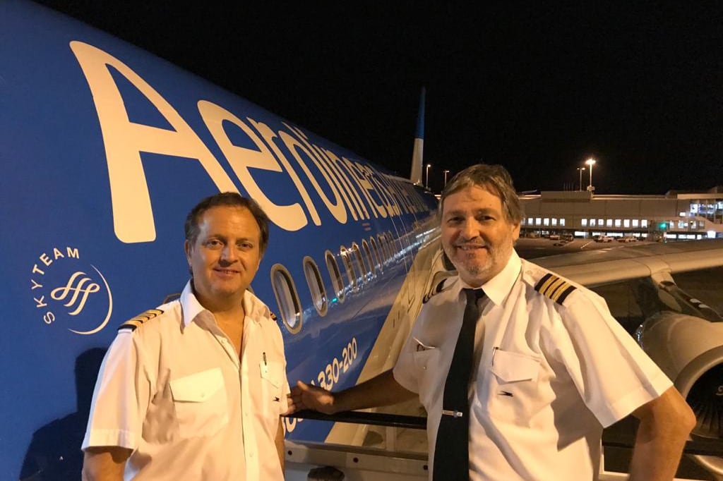 Juan Pablo Mazzieri y Eduardo García dos de los integrantes de la tripulación del vuelo de Aerolíneas Argentinas.