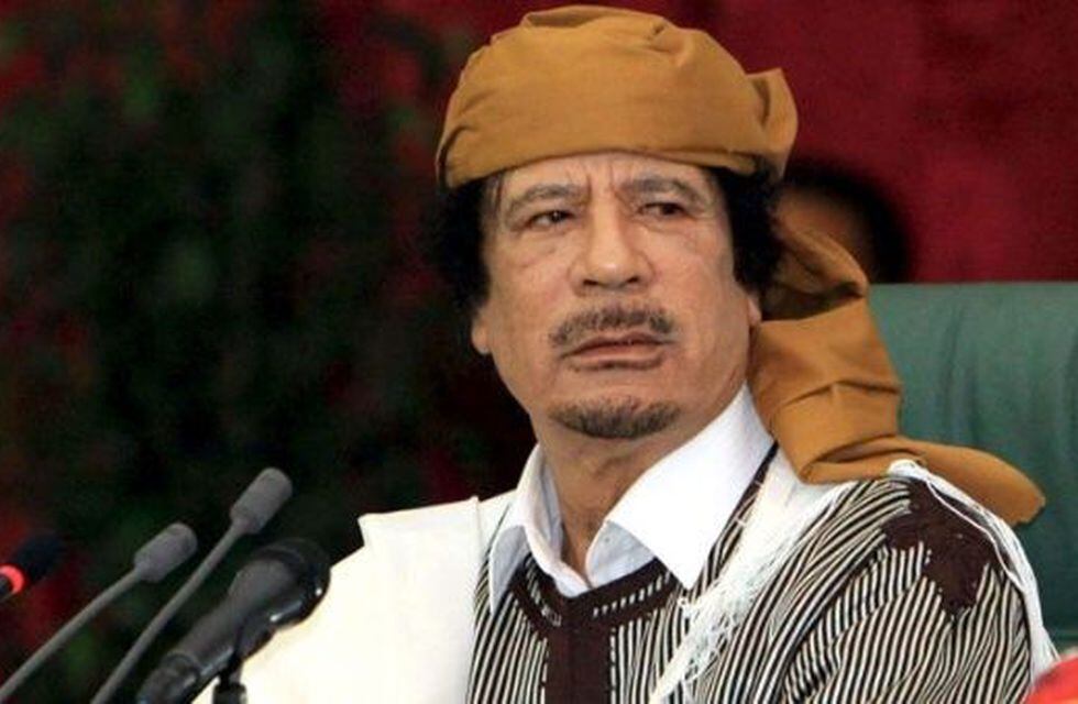 El líder libio Muammar Khadafi fue linchado por los líderes rebeldes que lo habían capturado el 20 de octubre de 2011.