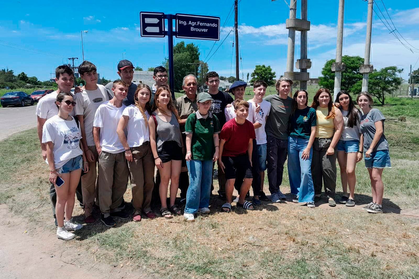 Los estudiantes de la Agraria de Arrecifes junto a Fernando Raúl Brouver.