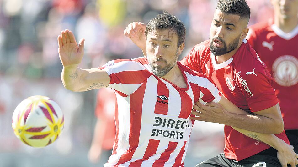 Britez intenta frenar a Pavone.