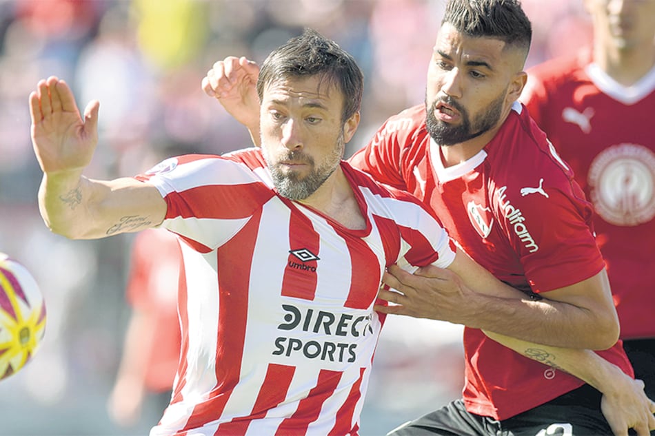 Britez intenta frenar a Pavone.