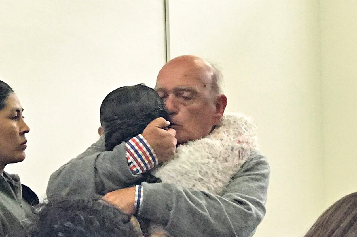 Milagro Sala y su compañero Raúl Noro se abrazaron ayer en la sala de audiencias donde ella fue condenada.