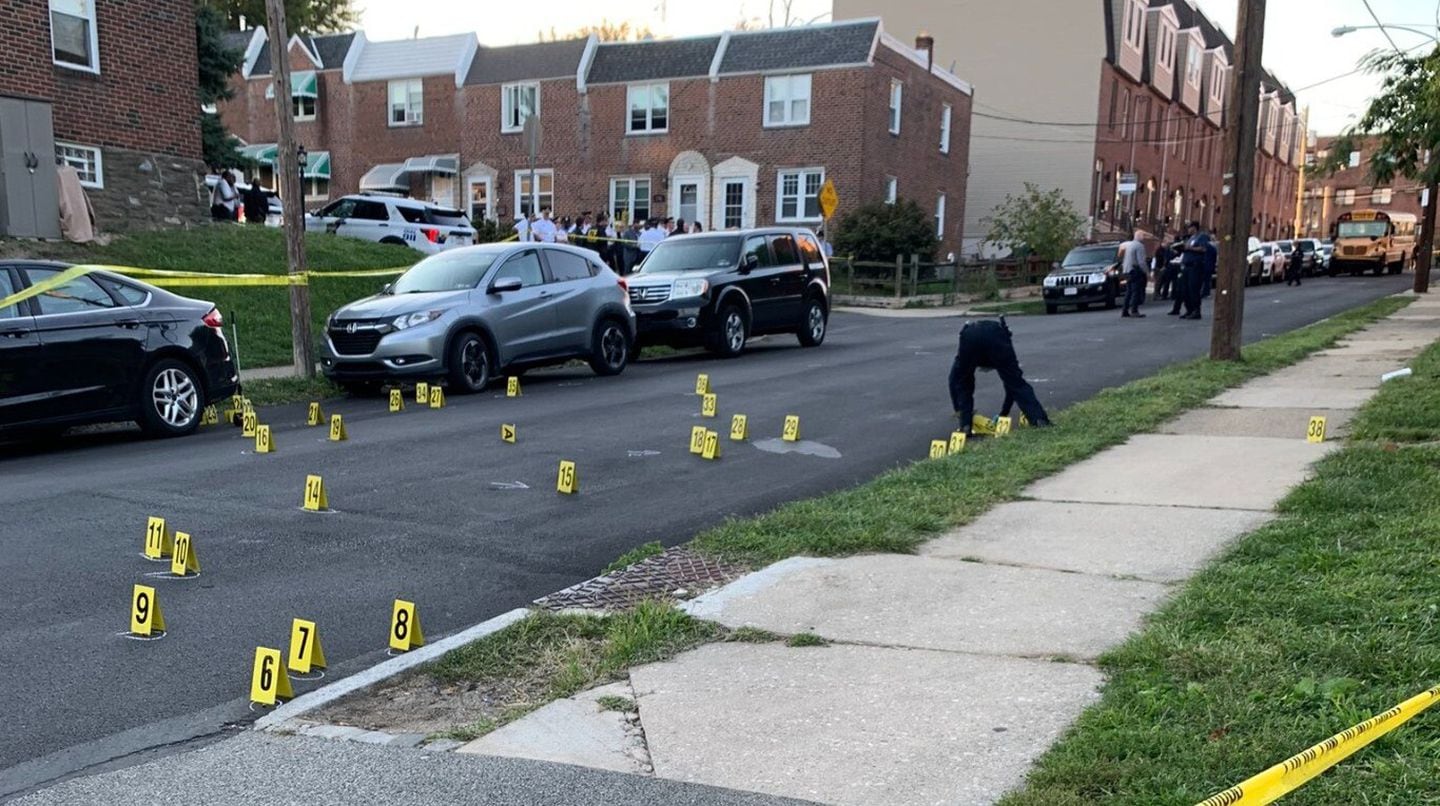 Dos hombres dispararon más de 70 veces contra estudiantes que salían del campo de fútbol americano, en Filadelfia. Imagen: @AaronBaskerville