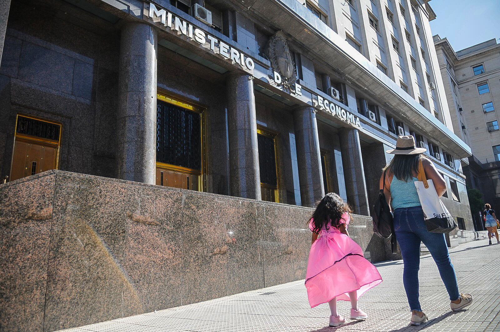 El Ministerio de Economía siguió pisando gastos.