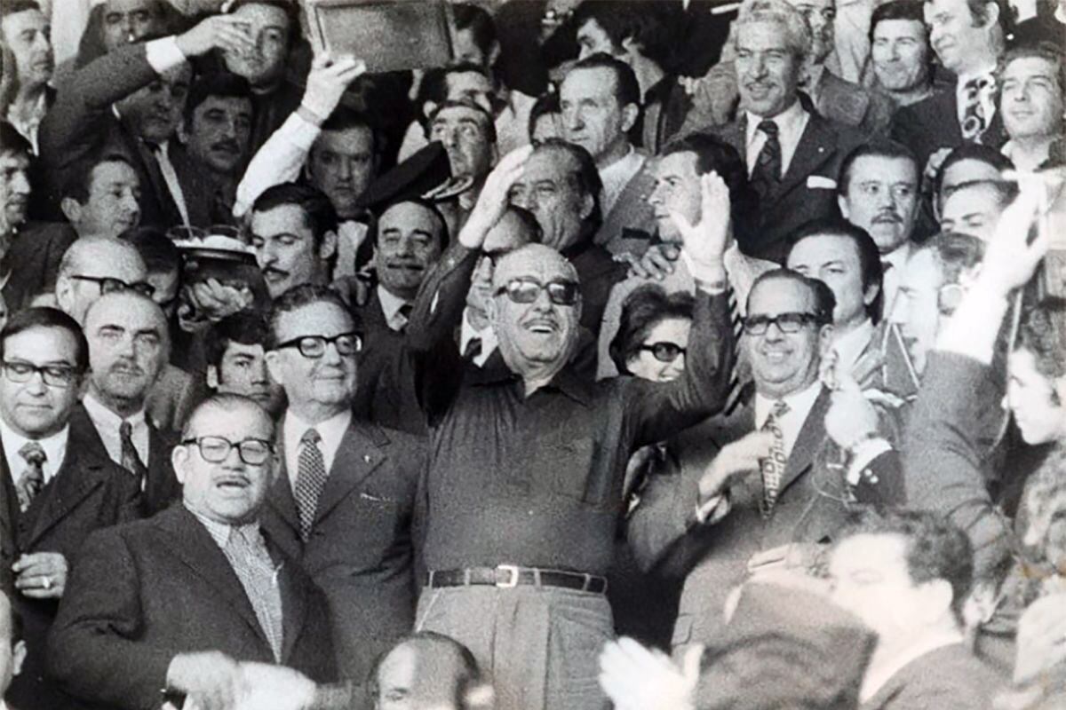 Cámpora, junto a Allende y Dorticós. Arriba a la derecha, Quindimil, De Stéfano y Herminio Iglesias