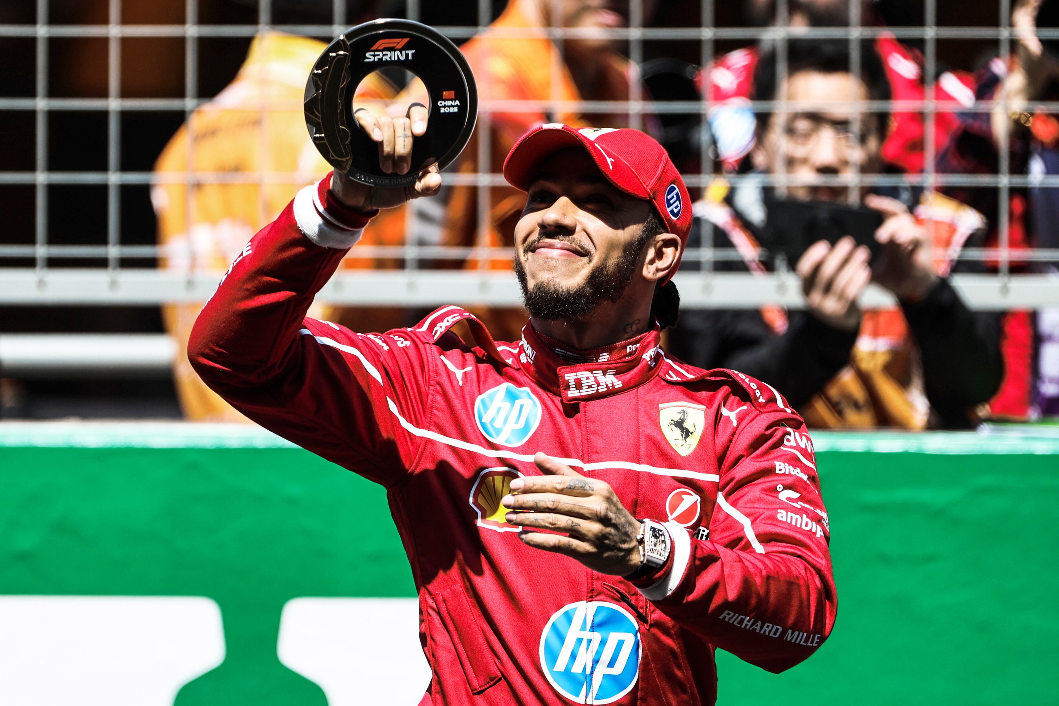 El festejo de Hamilton, el primero con sus nuevos colores