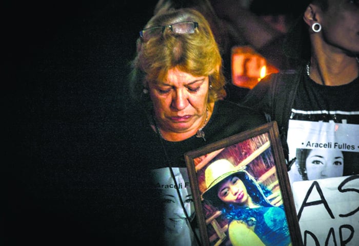 Vecinas, vecinos y movimientos sociales marcharon junto a la madre de Araceli Fulles en San Martín para pedir justicia.