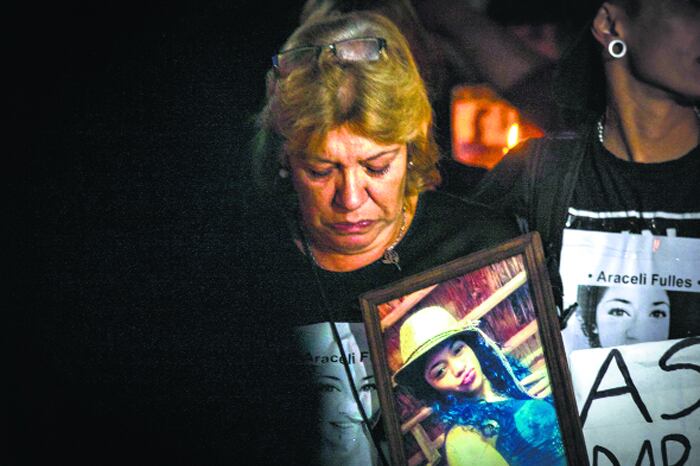 Vecinas, vecinos y movimientos sociales marcharon junto a la madre de Araceli Fulles en San Martín para pedir justicia.