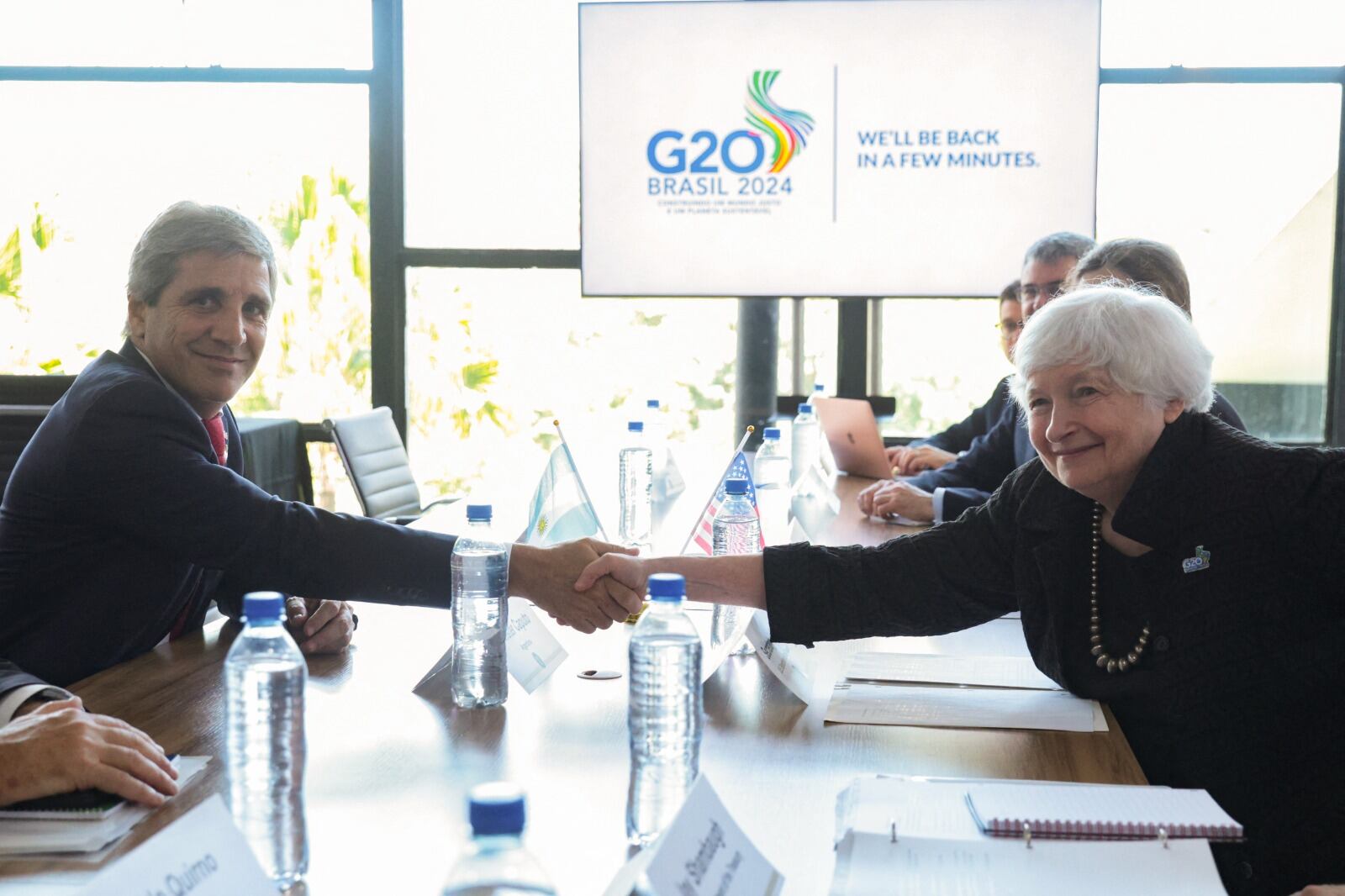 El ministro de Economía, Luis Caputo, con la secretaria del Tesoro de Estados Unidos, Janet Yellen.