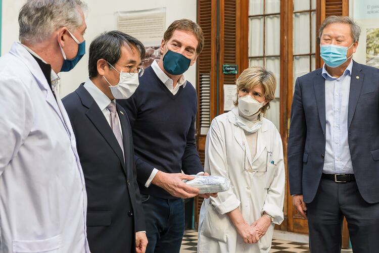Santilli (centro), en una visita al Hospital Muñiz. 