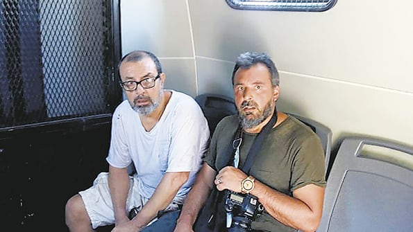 Avila y Barrientos en el celular en el que los trasladaron.