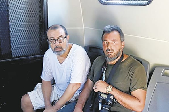 Avila y Barrientos en el celular en el que los trasladaron.