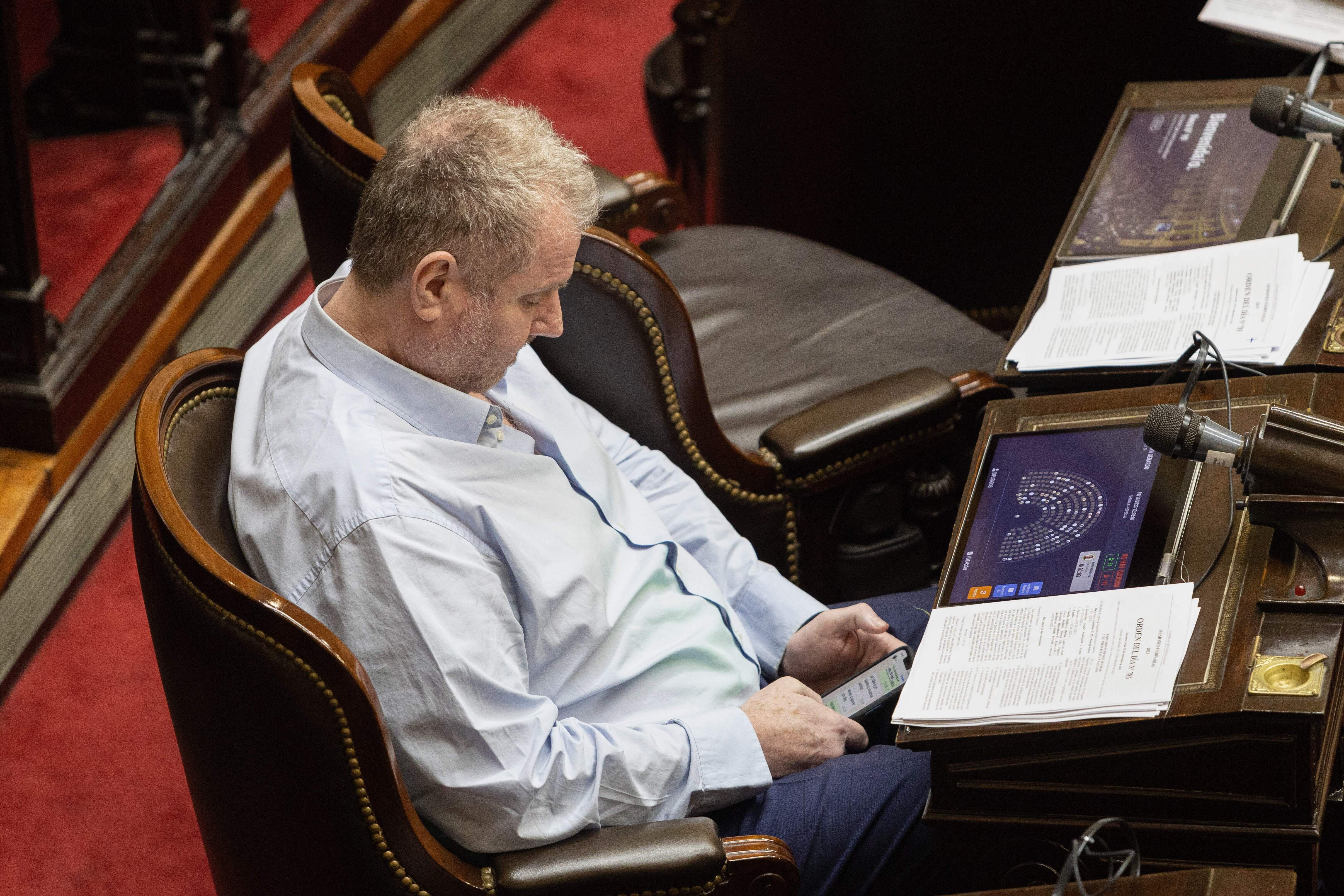 En agosto de 2023, Milman entregó un iPhone 14 Pro como gesto de colaboración, un equipo que no existía en septiembre de 2022 y que, por tanto, no pudo aportar información sobre el atentado.