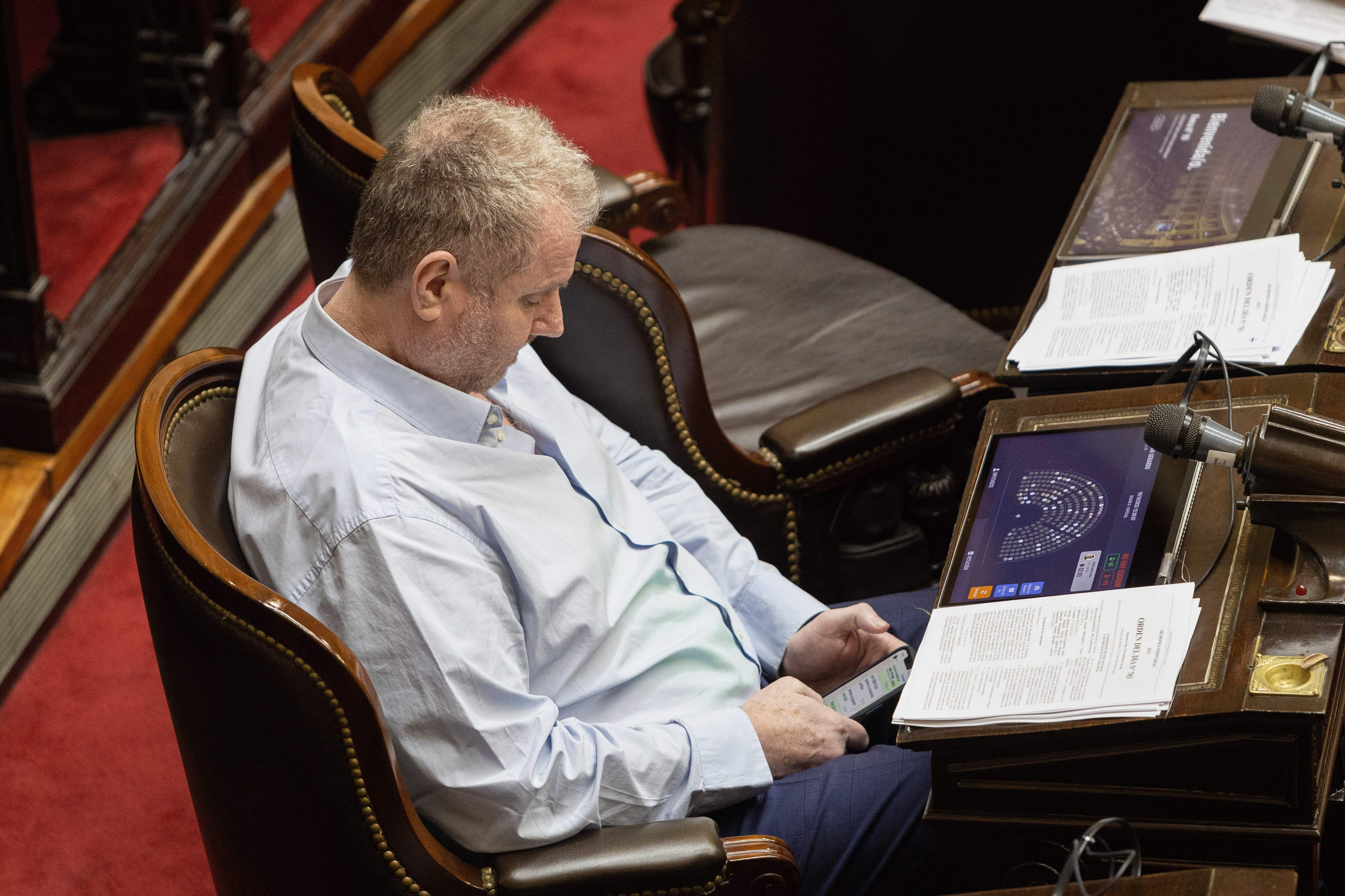 En agosto de 2023, Milman entregó un iPhone 14 Pro como gesto de colaboración, un equipo que no existía en septiembre de 2022 y que, por tanto, no pudo aportar información sobre el atentado.