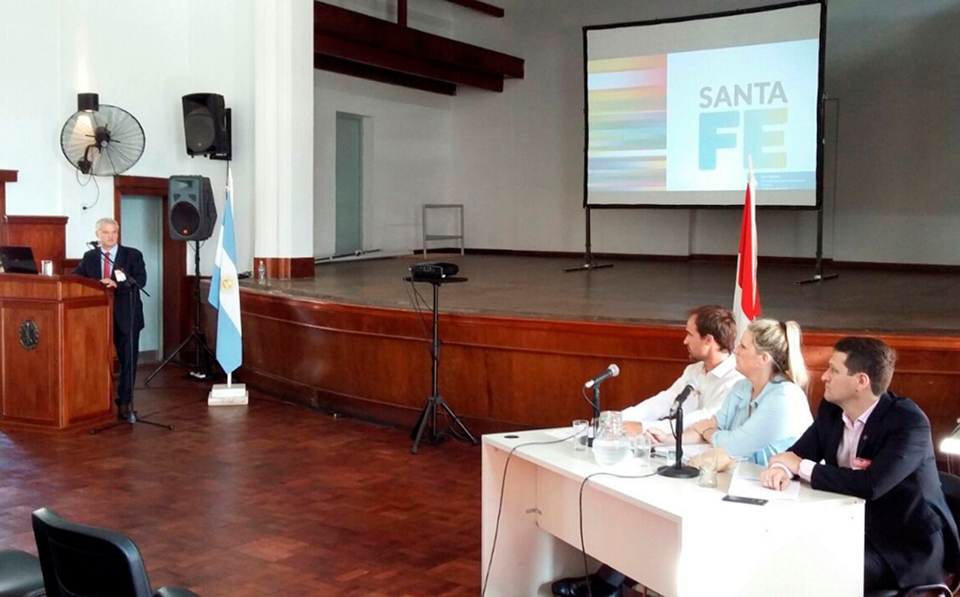 La audiencia se hizo en un lugar sin aire acondicionado. Las boletas vendrán recargadas