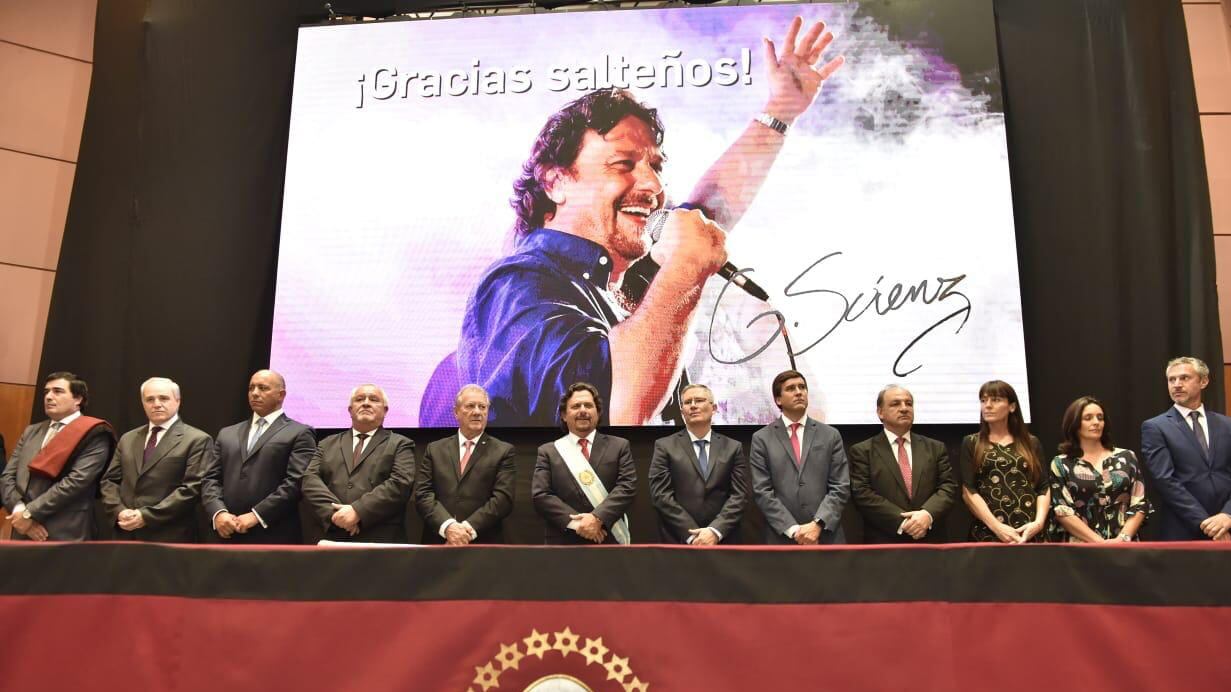 Los integrantes del gabinete aportarán la mitad de su sueldo