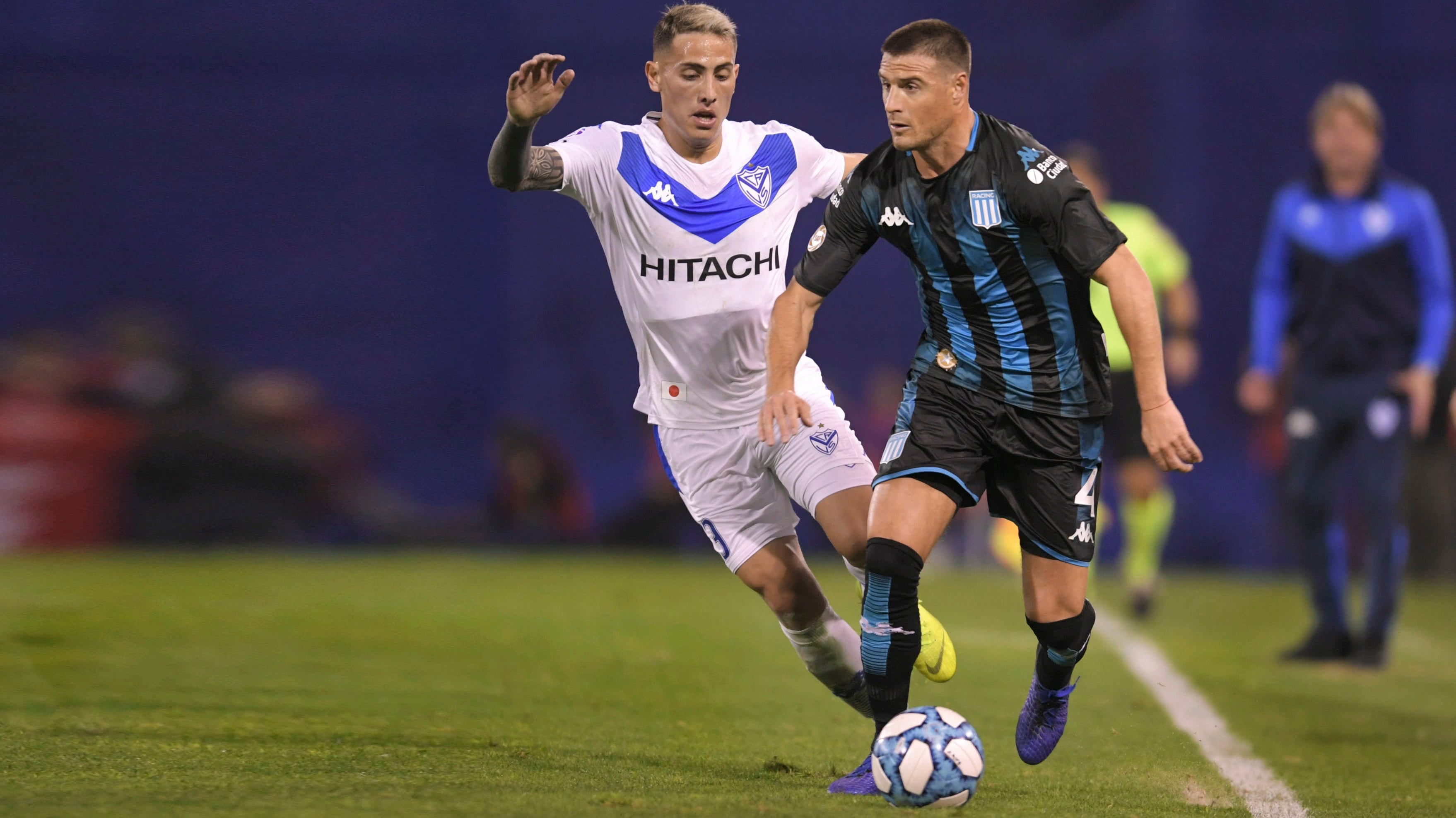 Pillud protege la pelota. El experimentado lateral fue el autor del gol del empate de Racing ante Vélez.