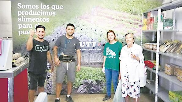 Teresa llegó hasta el almacén de la UTT con un ejemplar de PáginaI12.