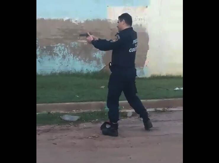 Los vecinos captaron el momento del disparo hacia el joven que le había dado la espalda y escapaba, el viernes en el popular barrio de La Brigada, en Bell Ville.