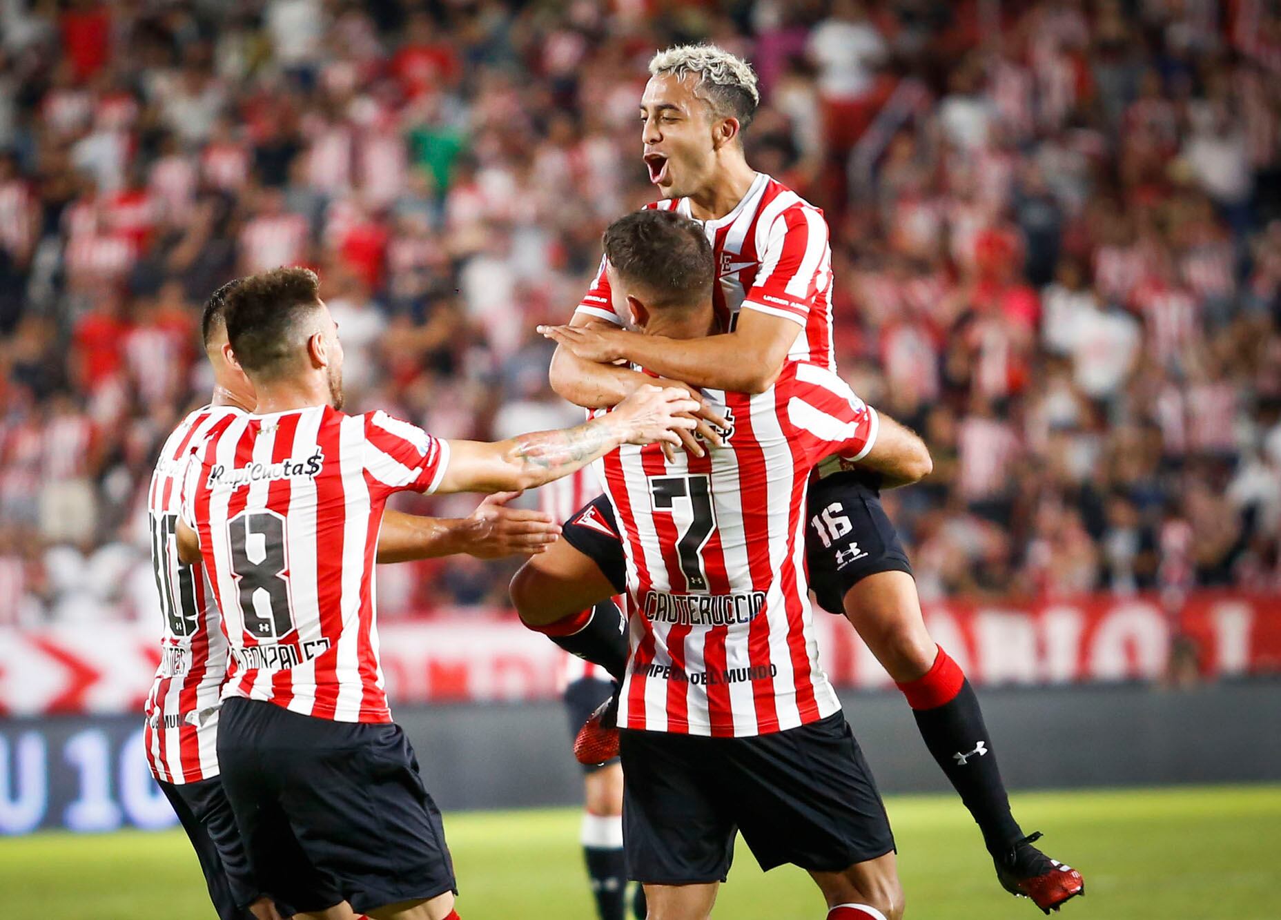 Todos los abrazos para Cauteruccio, autor de un doblete para Estudiantes.