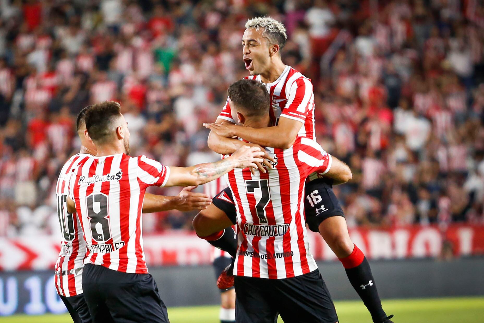 Todos los abrazos para Cauteruccio, autor de un doblete para Estudiantes.