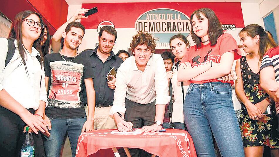 Martín Lousteau firmó ayer su ficha de afiliado en el comité radical del barrio de Palermo.