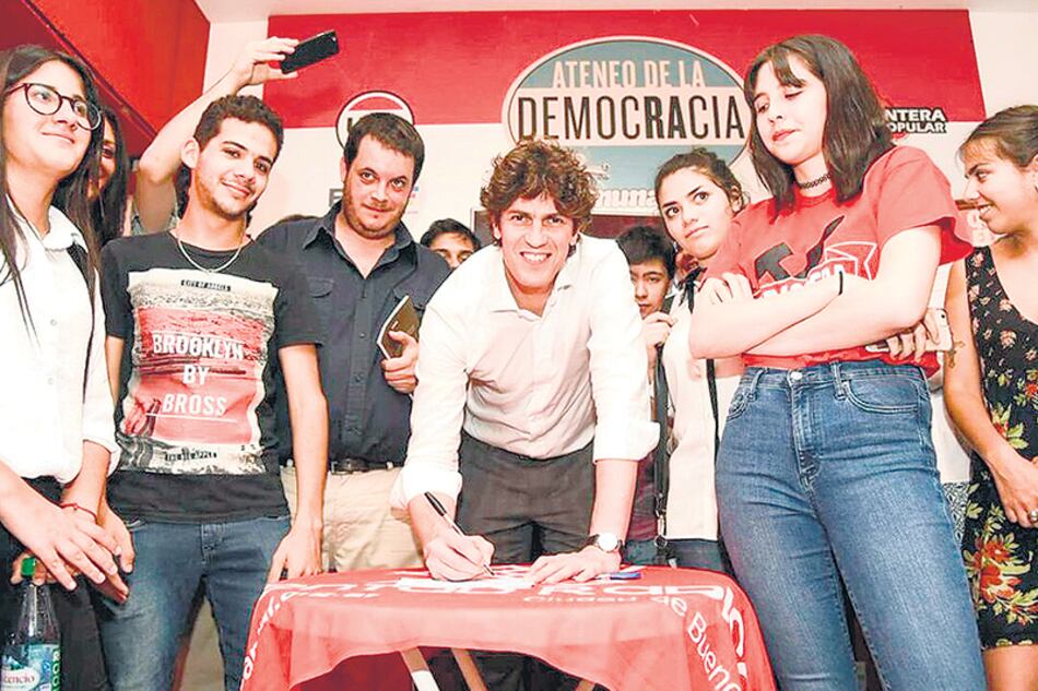 Martín Lousteau firmó ayer su ficha de afiliado en el comité radical del barrio de Palermo.