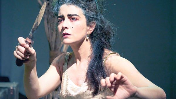 Érica Rivas va de la ferocidad a la ironía en la obra montada en Santos 4040.